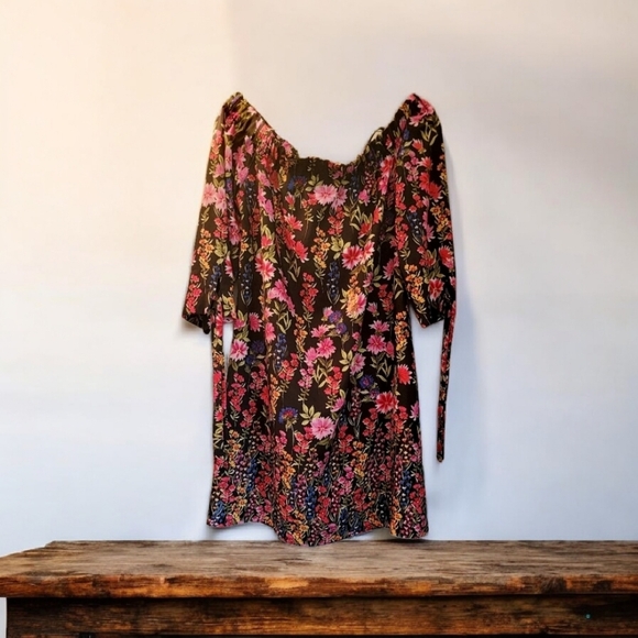 Vince Camuto Dresses & Skirts - Vince Camuto floral dress Size 10